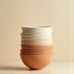 Gestapelte Keramikschalen, symbolisiert Großhandelsware